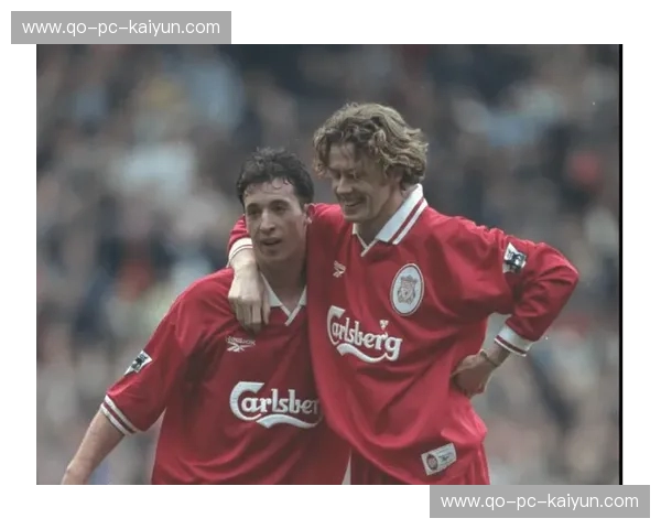 樱桃军团的华丽风暴vs蓝军的钢铁防线：一场关乎荣耀与意志的英伦对决